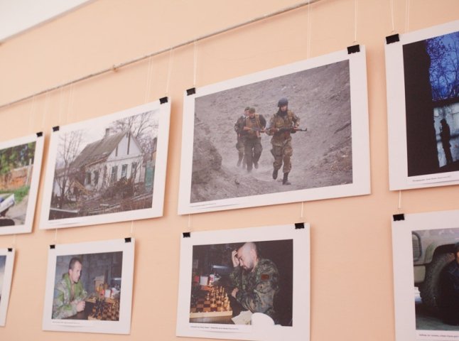 В Ужгороді відкрили фотовиставку «Війна за мир»