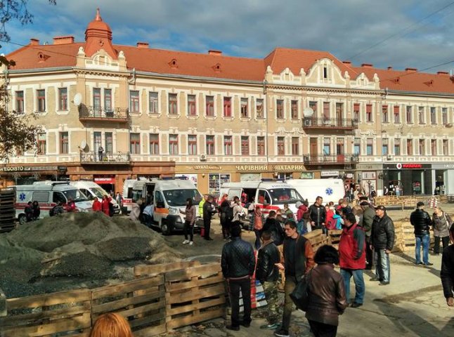 Надзвичайна подія в ужгородській школі: дітей евакуйовують через невідомий газ, деяких забрала швидка