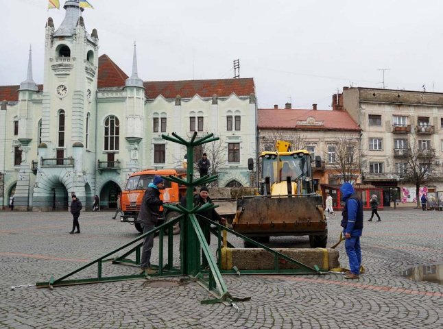 У Мукачеві встановлюють головну різдвяно-новорічну ялинку: коли її засвітять