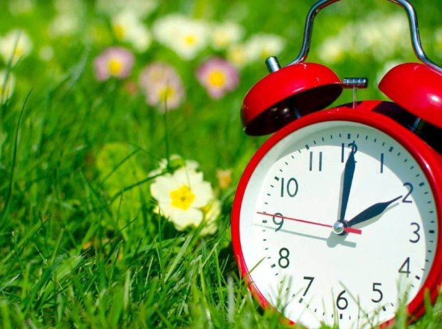 Україна перейде на літній час: як і коли переводити годинники