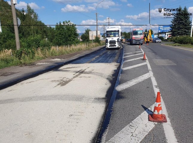 На виїзді з Мукачева оновлюють дорожнє покриття На виїзді з Мукачева оновлюють дорожнє покриття