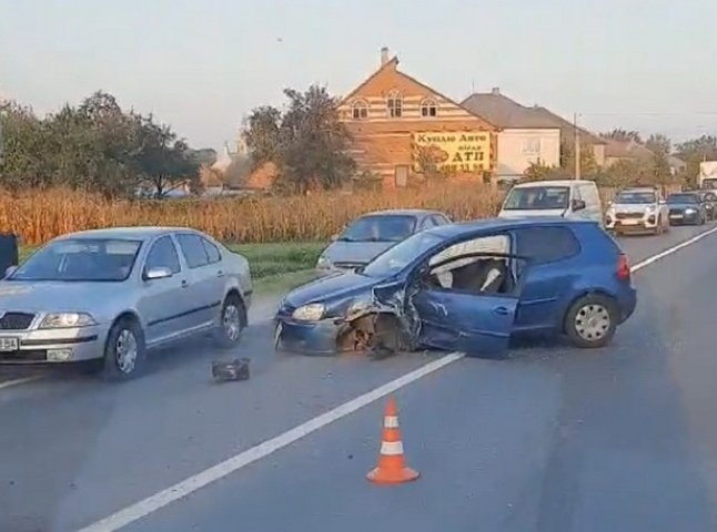 Ранкова ДТП у Ракошині: в іномарки відірвало колесо