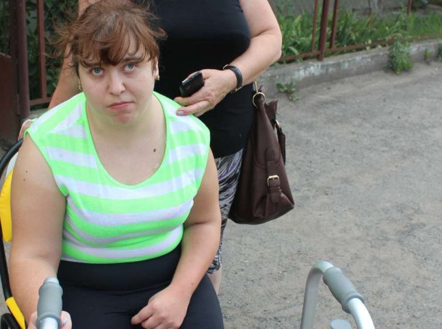 Ганебний випадок в Ужгороді: таксист втік від дівчини, побачивши її в інвалідному візку