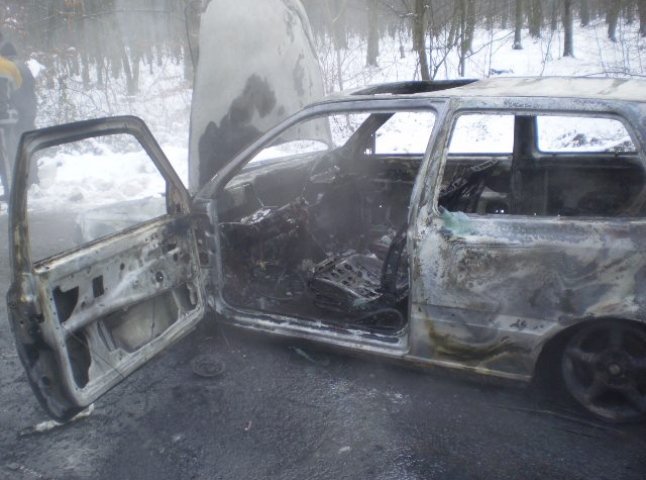 На Берегівщині прямо на дорозі згорів автомобіль