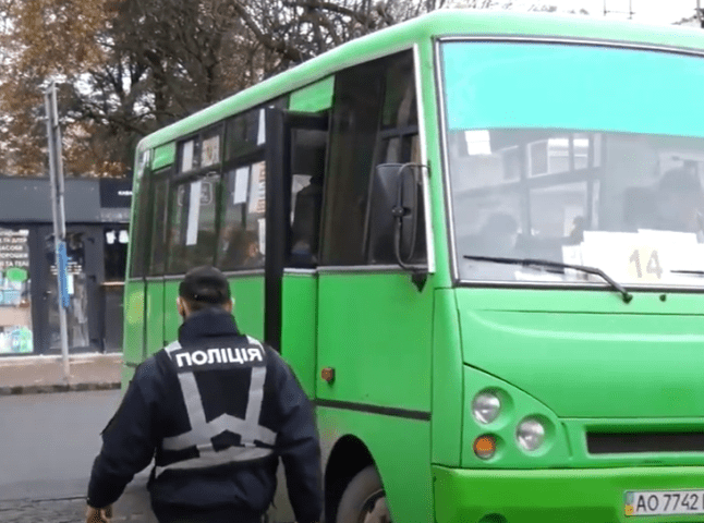 В Ужгороді патрульні перевіряють громадський транспорт на дотримання карантинних вимог