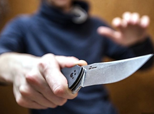 На ринку чоловік у балаклаві наніс ножові поранення лікарю, – ЗМІ