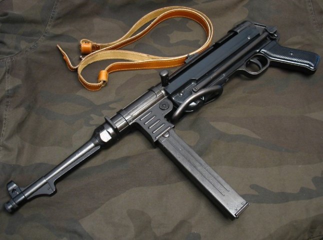 В Ужгороді невідомі вкрали з джипа пенсіонера пістолет "Шмайсер"