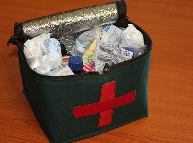 Закарпатські медики зібрали 400 аптечок з ліками для солдатів