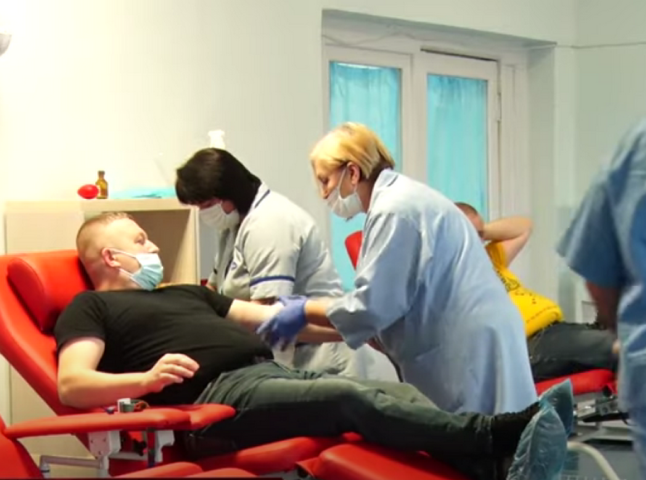 Бракує донорів: закарпатців закликають здати кров
