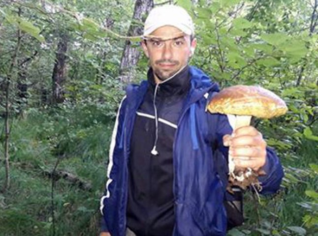 На Закарпатті чоловік знайшов гриба-велетня