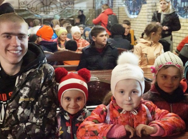 У Мукачеві зустріли дітей з сиротинців Дніпропетровщини