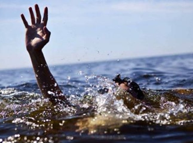 Хустські рятувальники продовжують шукати тіло чоловіка, який ймовірно втопився у Тисі