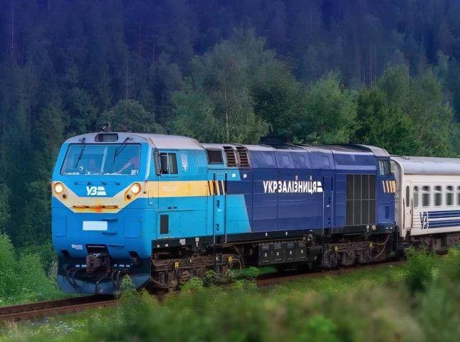 Прем’єр повідомила, з якого числа почнуть безкоштовно перевозити залізницею