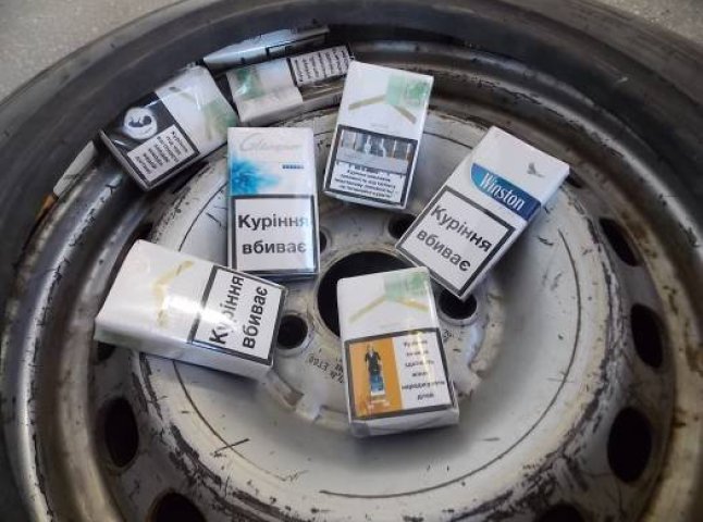 Чопські прикордонники виявили в колесі мікроавтобуса цигарки