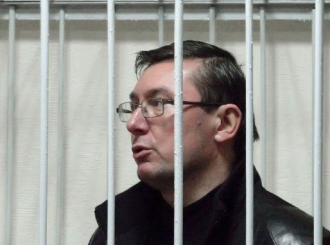 Луценко просить викликати до суду Януковича як потерпілого