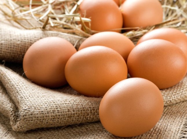 В Україні дешевшають курячі яйця: скільки тепер коштують