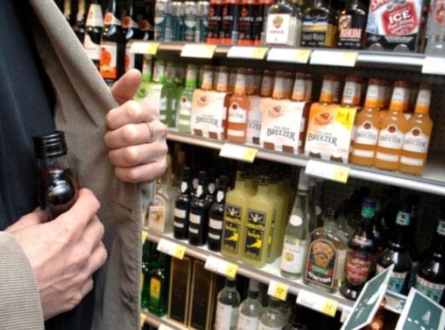 Ужгородець за два рази виніс з місцевого супермаркету п’ять пляшок алкоголю