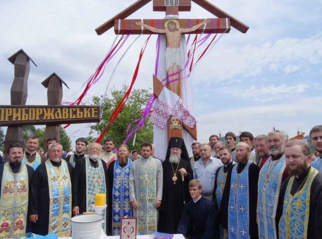 У Приборжавському освятили поклонний Хрест висотою 7 метрів