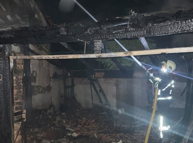 У селі на Мукачівщині рятувальники гасили пожежу: що горіло