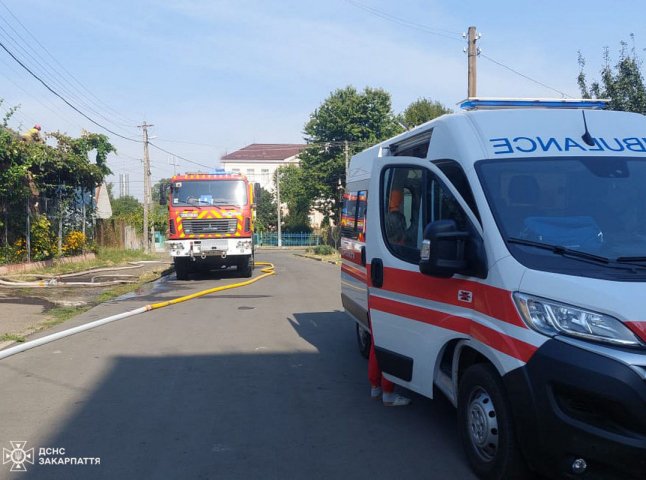 Вогонь охопив дах: в Ужгороді горів будинок