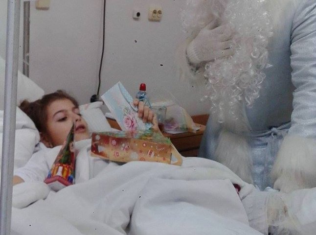 Дівчинку з Ужгорода, яку скалічило дерево, перевели до обласної дитячої лікарні у Мукачеві