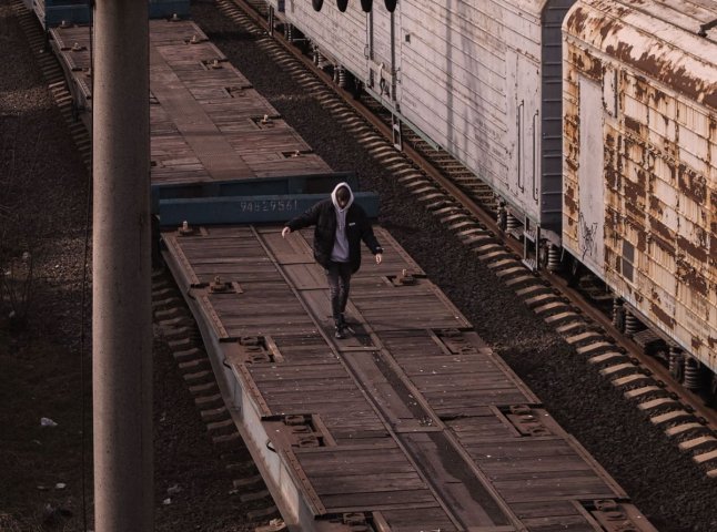 Фото ціною життя: закарпатських батьків застерегли через «розваги» дітей