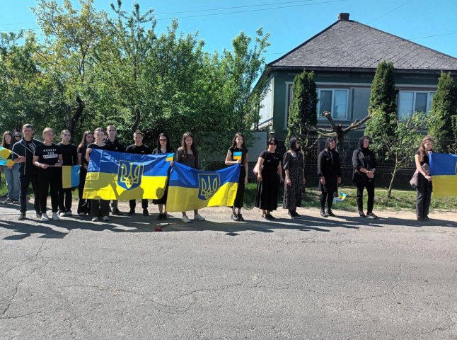 На Мукачівщині попрощались із полеглим військовим На Мукачівщині попрощались із полеглим військовим