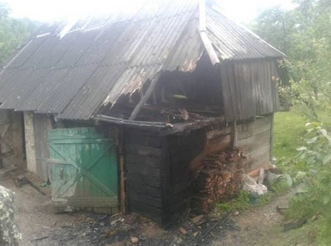 Рятувальники разом із селянами гасили пожежу у Хустському районі