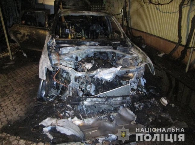 В одному з дворів Ужгороді вночі підпалили дві машини