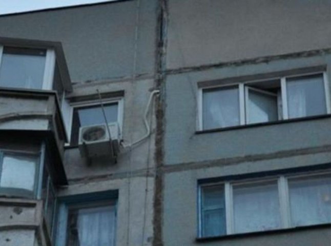 В Ужгороді з вікна 7-го поверху випав 30-річний чоловік. Він розбився