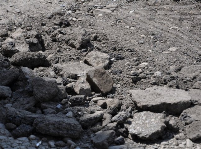 В Новому Давидкові ремонт дороги звели до засипання ям сумішшю щебеню, піску та глини (ВІДЕО)