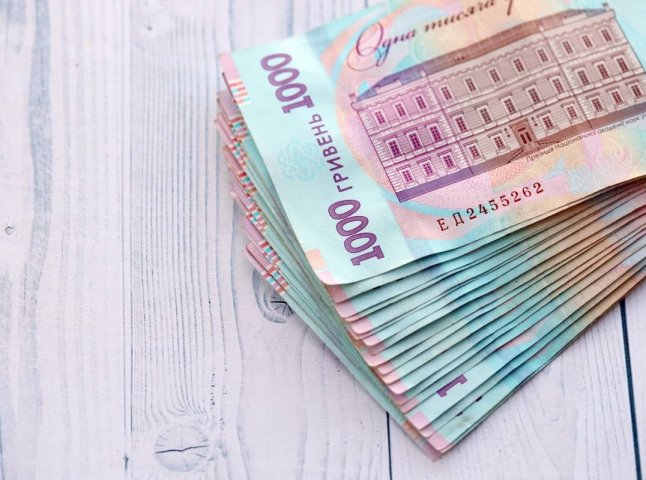 Кожен місяць по 7600 гривень на картку: з якого числа даватимуть підвищені виплати