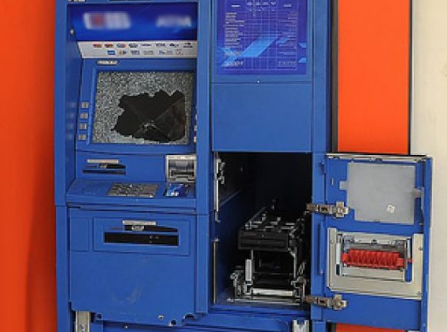 У Мукачеві із магазину зловмисники намагалися вкрасти банкомат