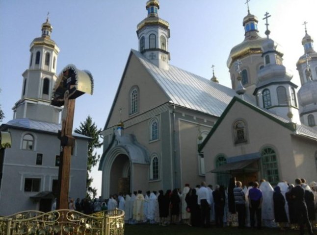 На Закарпаття привезли ковчег із мощами одного з найбільш шанованих святих