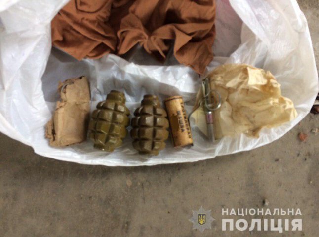 В Ужгороді затримали чоловіка, що збирався продати дві гранати та тротилову шашку