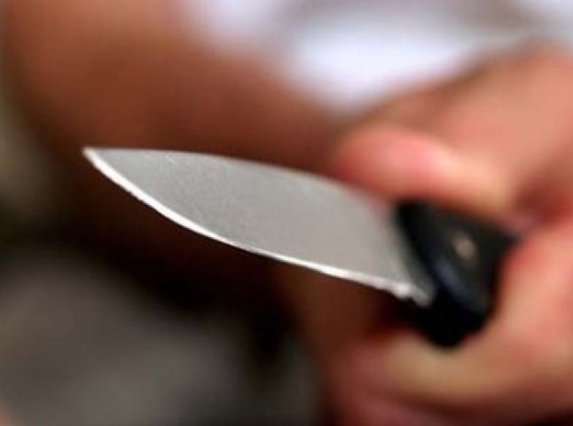 На Свалявщині чоловік ножем порізав 26-річній дівчині обличчя та груди