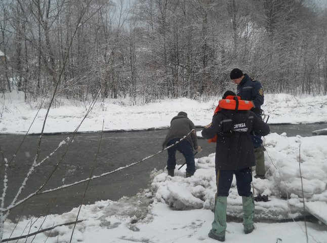 Рятувальники розчищали на річці затор із льоду та снігу, який міг відрізати село Верхнє Водяне від світу