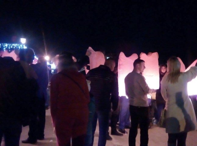 В Ужгороді зустріли "Першу хвилину миру" та запустили у небо символічні вогняні ліхтарики
