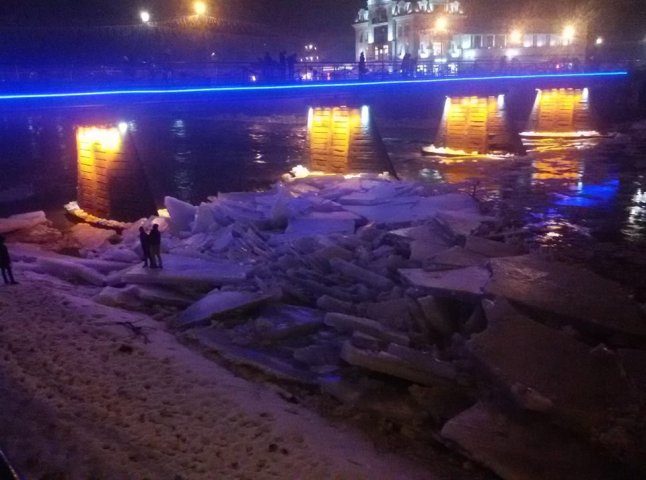 Небезпечні ігри молоді в Ужгороді: діти вилазять на брили льоду, які течією прибило до берега