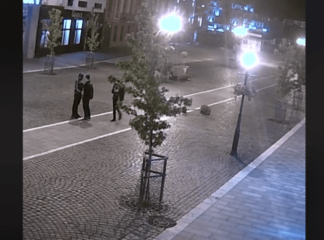 Троє хлопців наробили шкоди в центрі міста: опубліковано відео