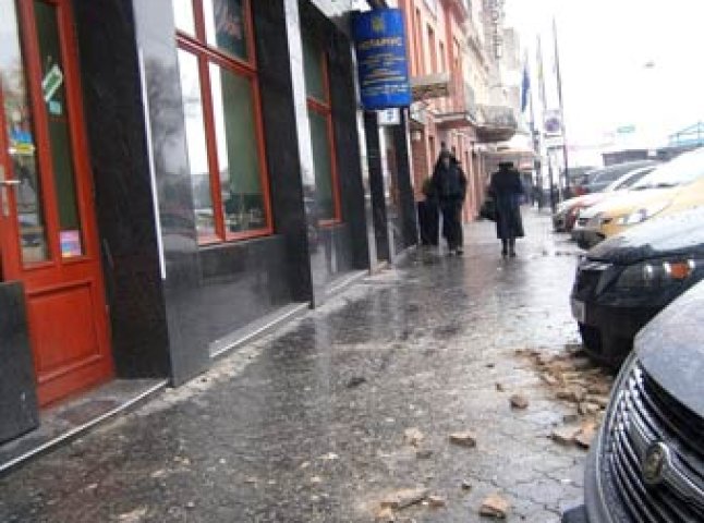 В Ужгороді руйнується штукатурка на старих будинках і падає просто на пішохідні зони та авто (ФОТО)
