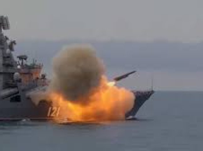 Горить флагман російського флоту крейсер "Москва". У нього поцілила ракета