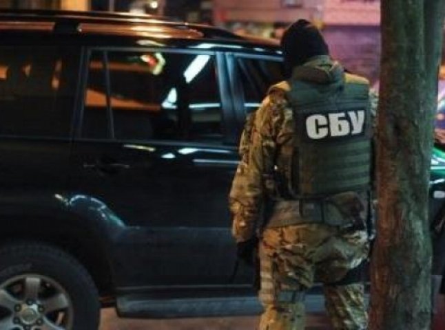 Затриманих бійців "Правого сектору" вночі привезли до міського відділу СБУ в Мукачеві
