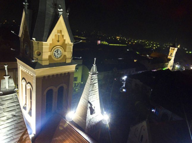 Дивовижне Мукачево: у мережі показали фантастичні світлини нічного міста