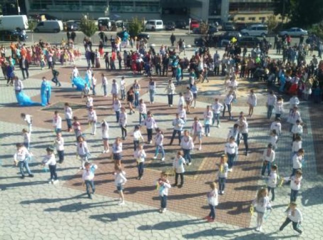 Дорослі та малеча влаштували у центрі Іршави танцювальний флешмоб (ВІДЕО)
