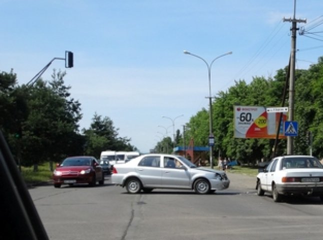 В Ужгороді на перехресті не обминулись дві автівки - "Geely" з  "Ford"