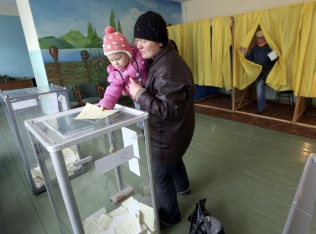 Одночасно з президентськими виборами 25 травня може відбутися і всеукраїнське опитування
