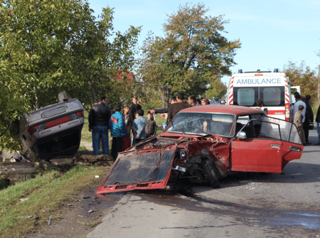 Серйозна ДТП на околиці Виноградова: одна автівка догори колесами, водіїв забрала швидка