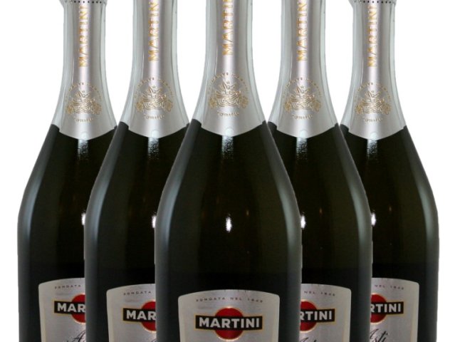 Чопські митники затримали на кордоні чоловіка з 90 пляшками "Martini Asti"