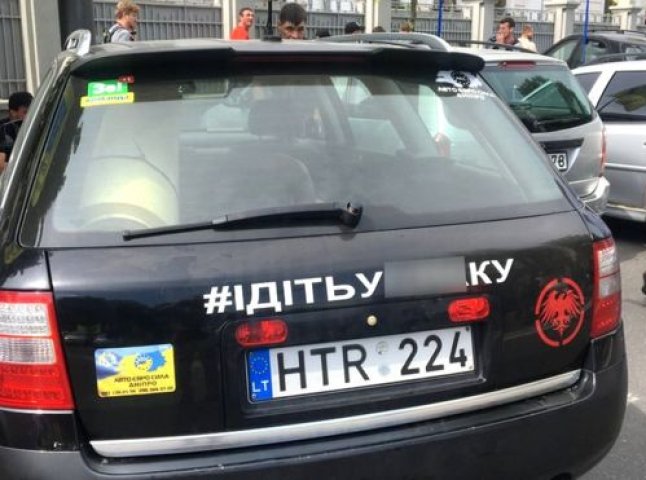 "На свою машину сам заробив, мені її ніхто не подарив": як у Києві протестують "євробляхарі"